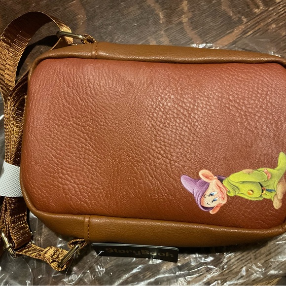 Loungefly storybook passport SNOW WHITE crossbody - Picture 2 of 4